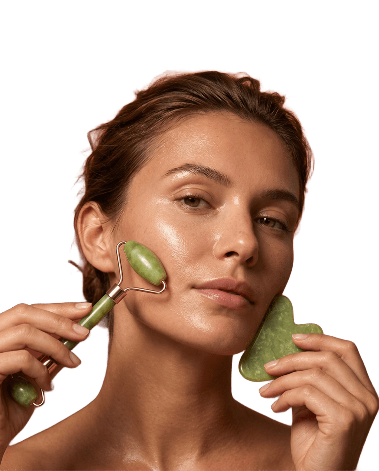 Mujer aplicando el ritual facial con el rodillo de jade Tregua